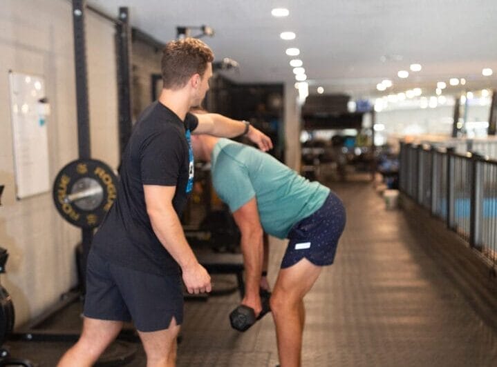 Personal Trainer coaching client